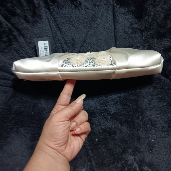 NWT Badgley Mischka off white clutch - Picture 3 of 7